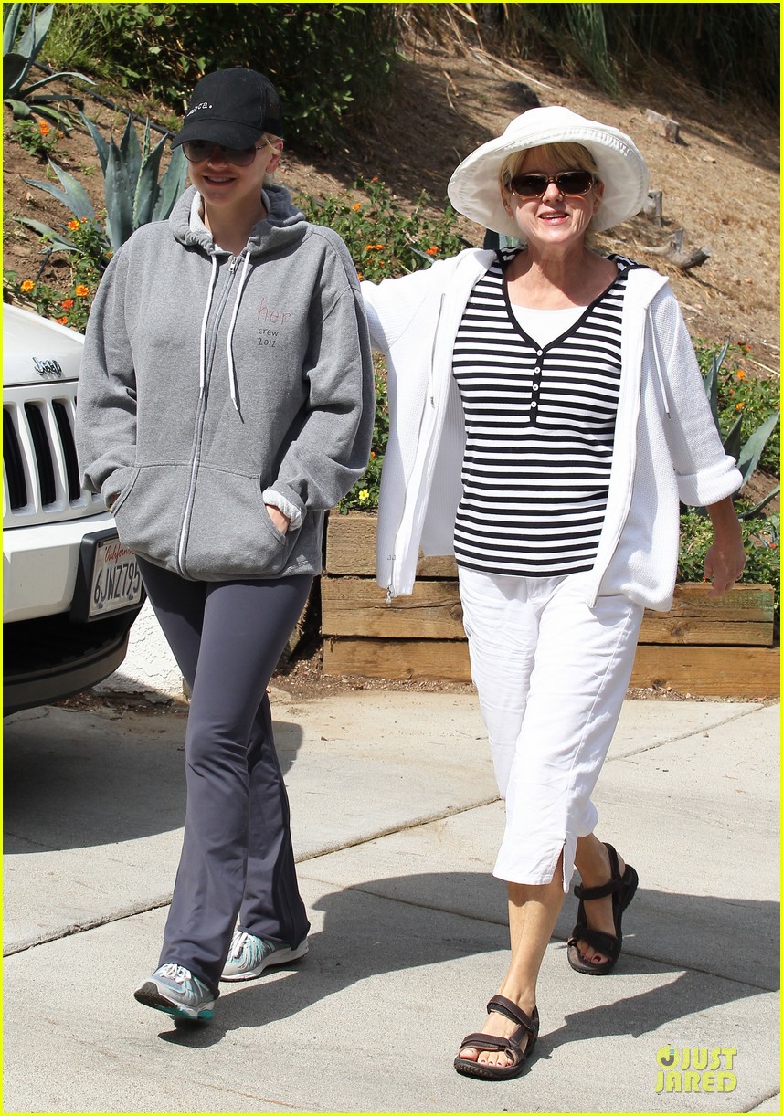 anna faris hollywood stroll with mother karen 14