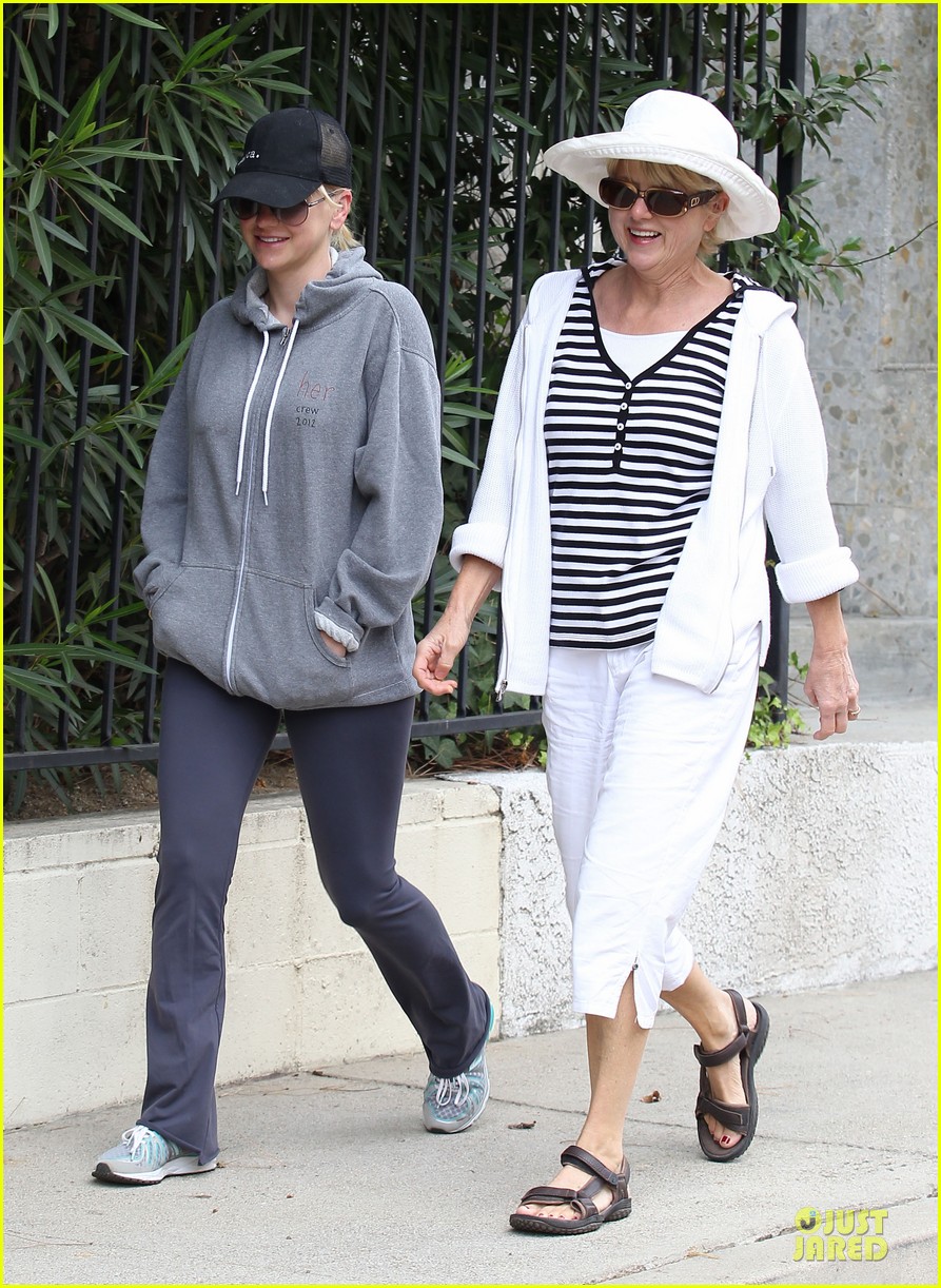 anna faris hollywood stroll with mother karen 172737268