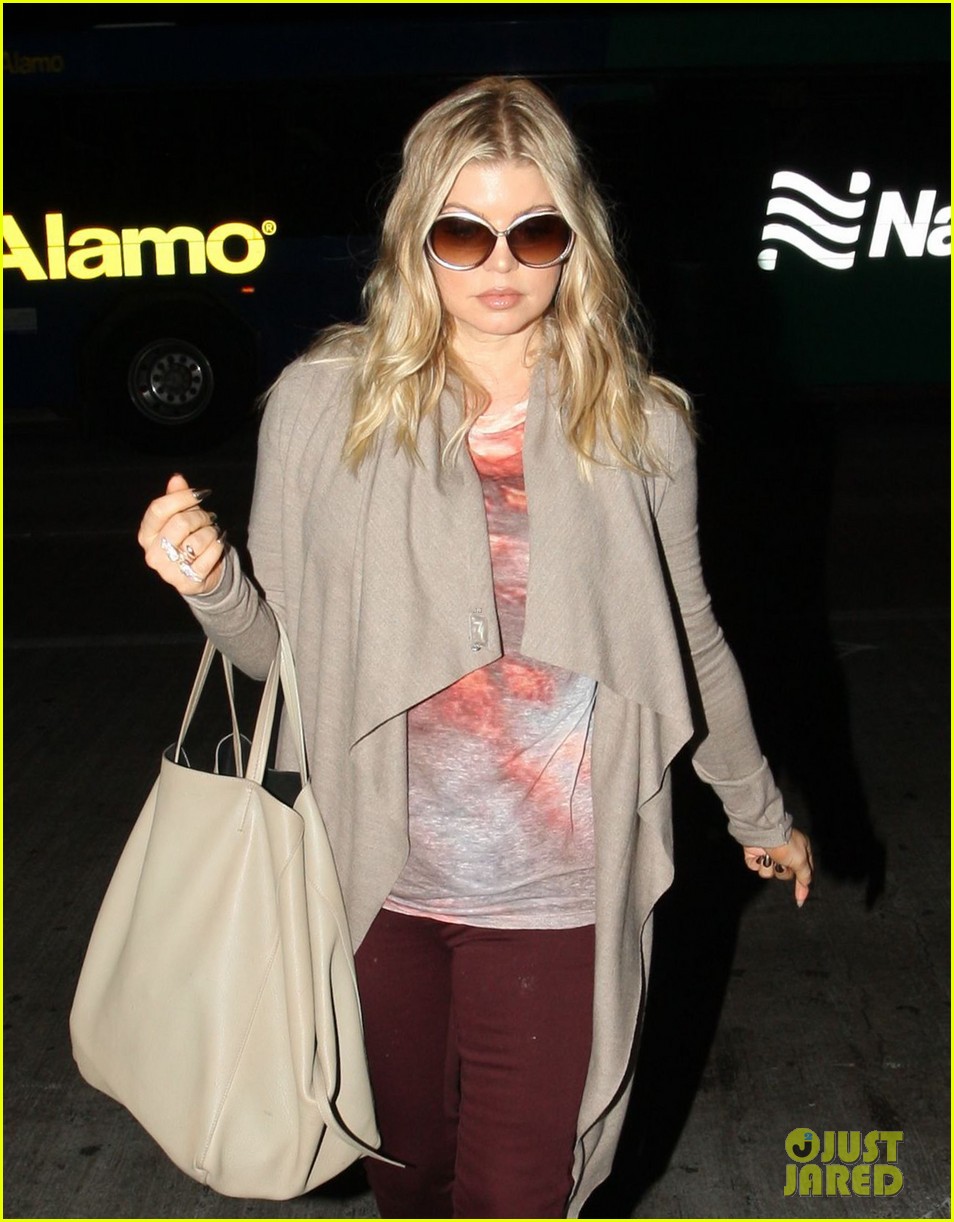 fergie late night airport arrival 04