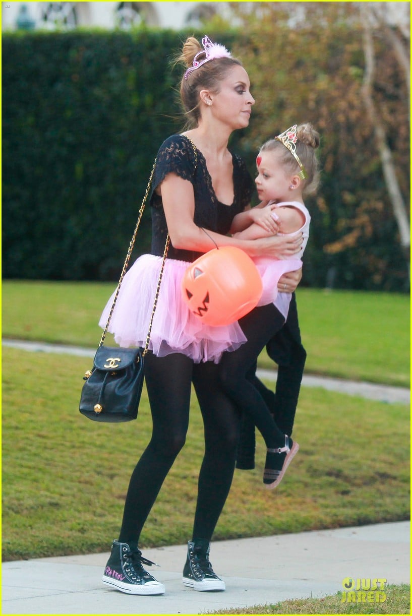 Nicole Richie Halloween Princesses with Harlow! Photo 2749072