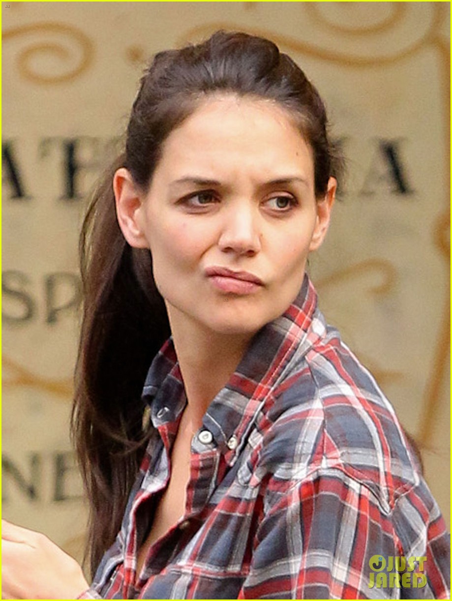 katie holmes makes not impressed face 022733154
