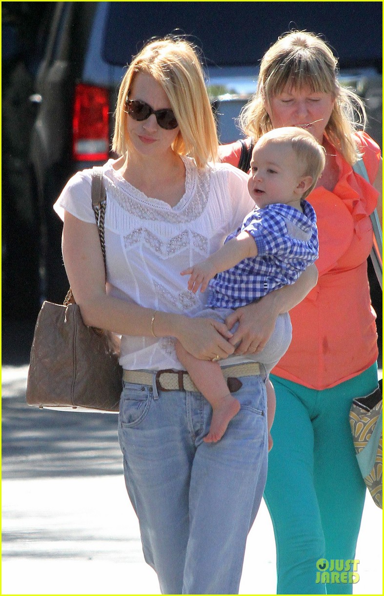 january jones boutique shopping with xander 02