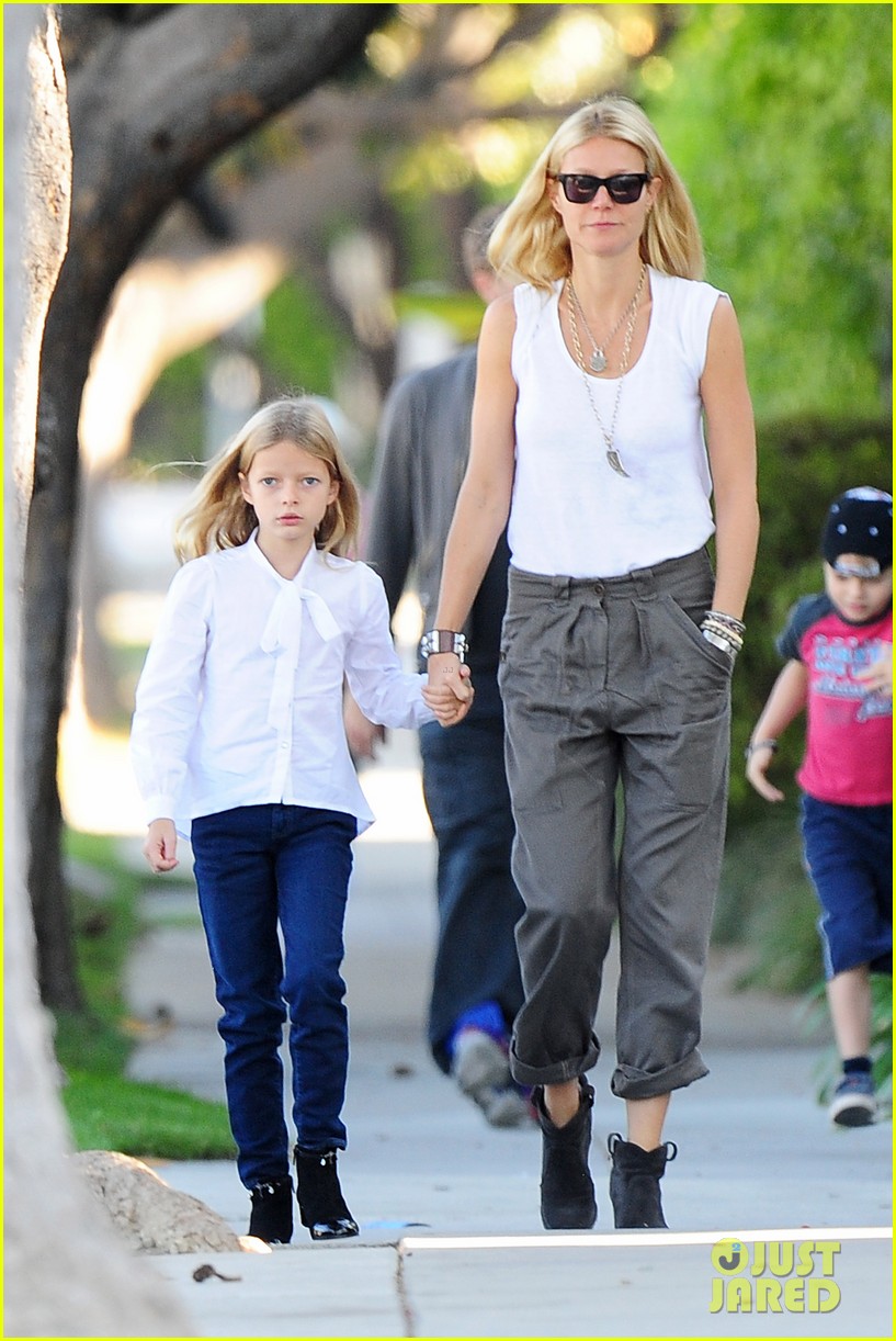 gwyneth paltrow chris martin family walk to school 06