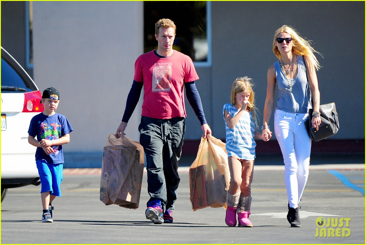 gwyneth paltrow chris martin toys r us with the kids 072744999