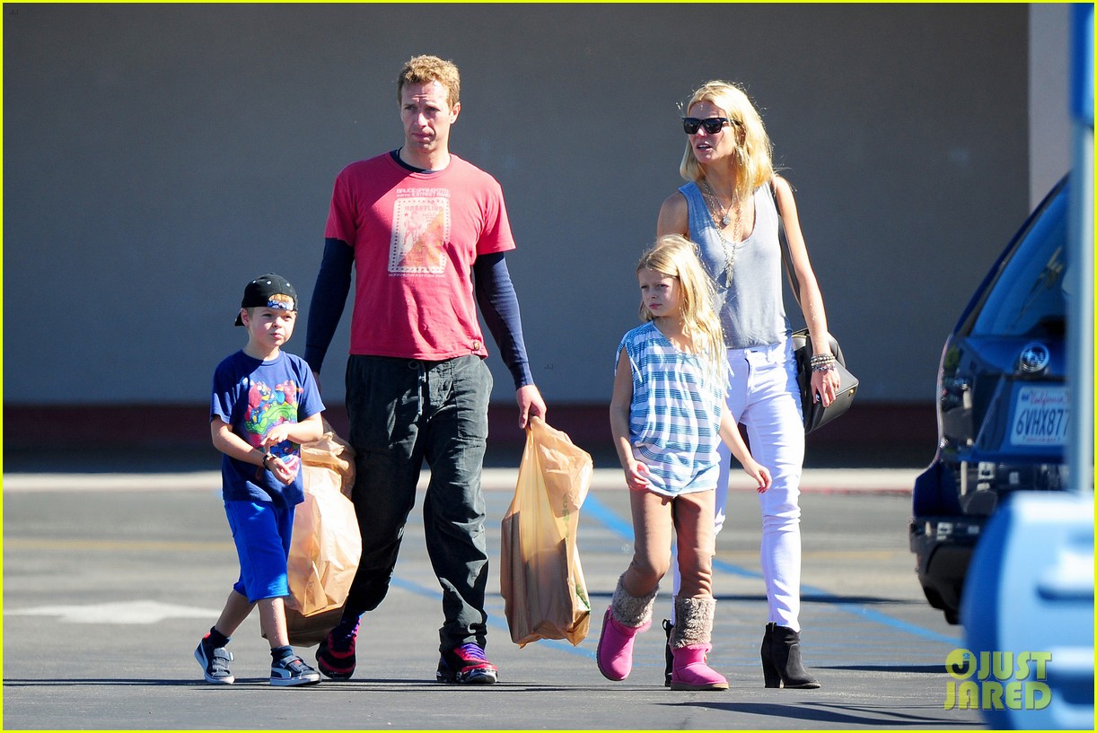 gwyneth paltrow chris martin toys r us with the kids 132745005