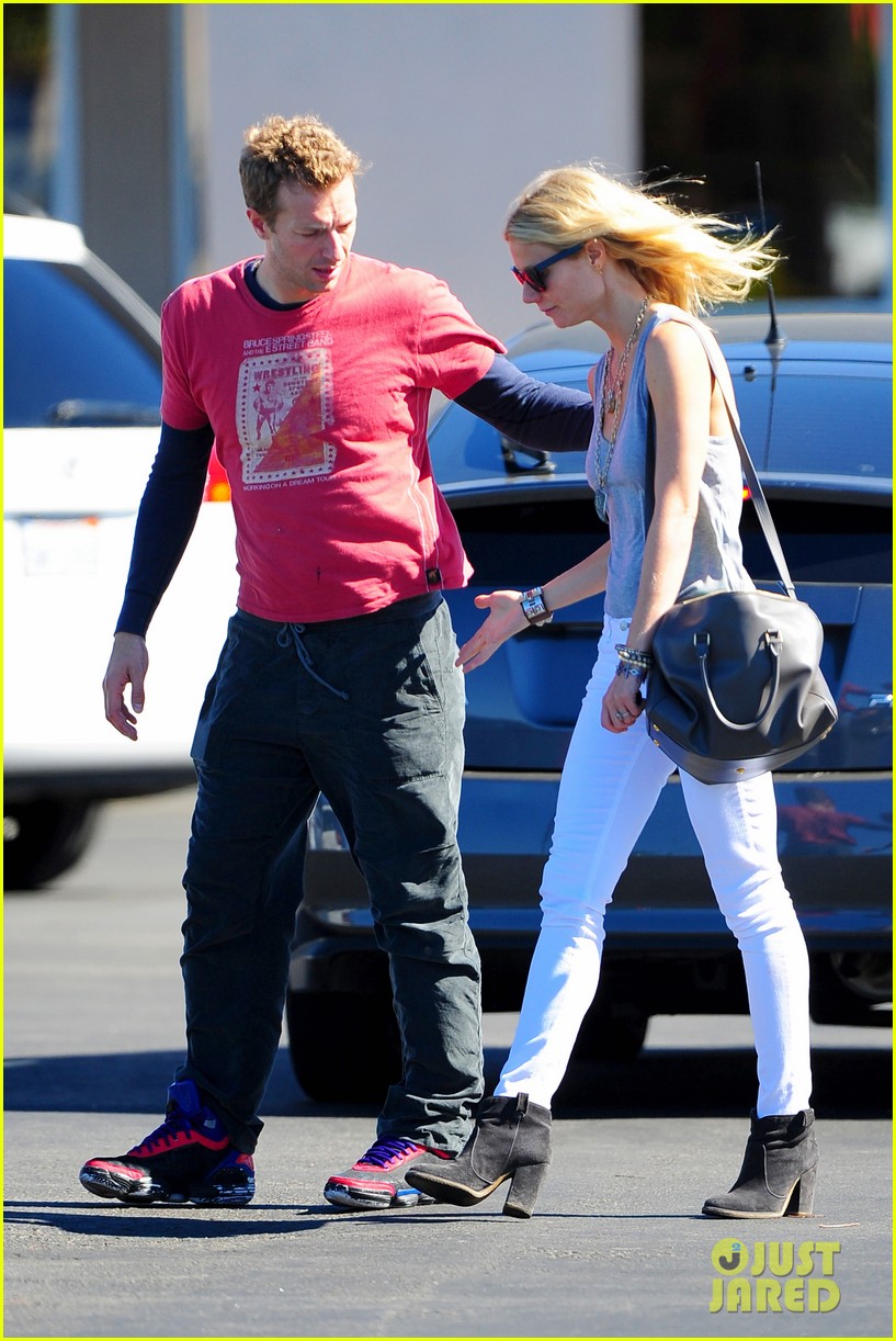 gwyneth paltrow chris martin toys r us with the kids 19