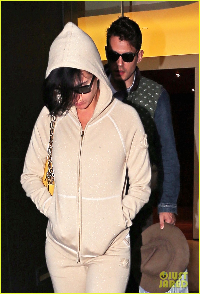 katy perry low key apartment exit with john mayer 022740038