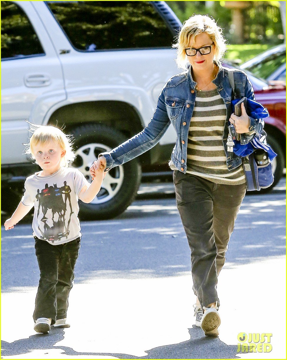 amy poehler shopping with archie 08