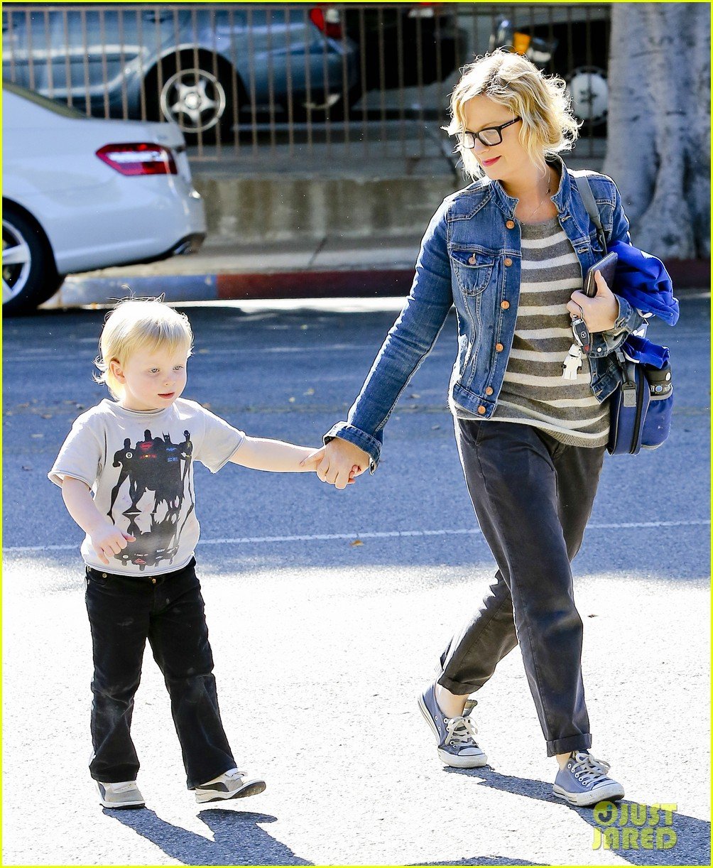 amy poehler shopping with archie 102744885