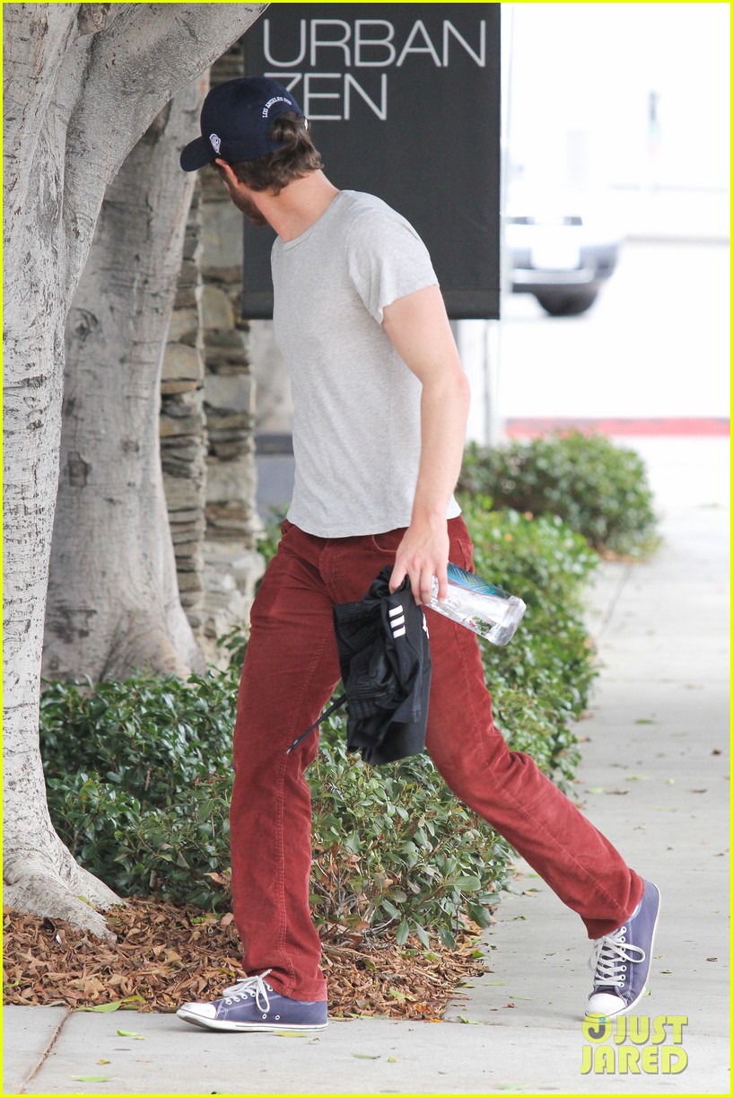 andrew garfield wears emma stones gangster squad hat 052740745