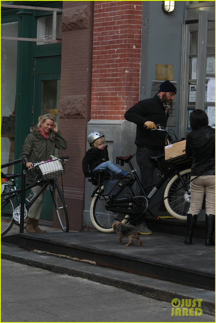 Naomi Watts & Liev Schreiber Sunday Family Stroll! Photo 2737965(01)