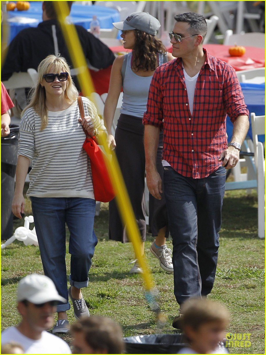 reese witherspoon jim toth carnival couple in brentwood 012742261