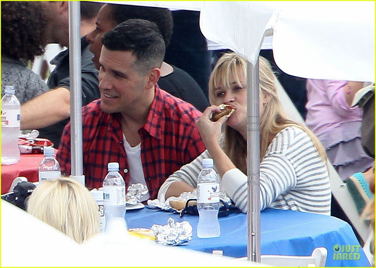 reese witherspoon jim toth carnival couple in brentwood 062742266