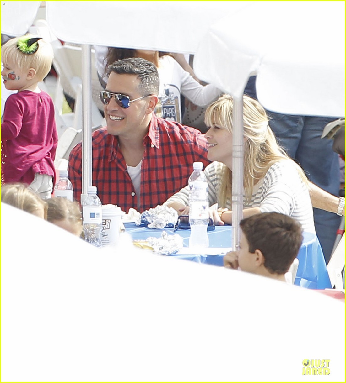 reese witherspoon jim toth carnival couple in brentwood 09