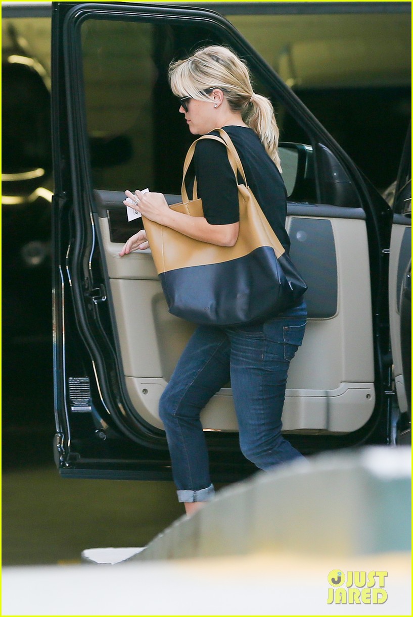 reese witherspoon post baby checkup with jim toth 04