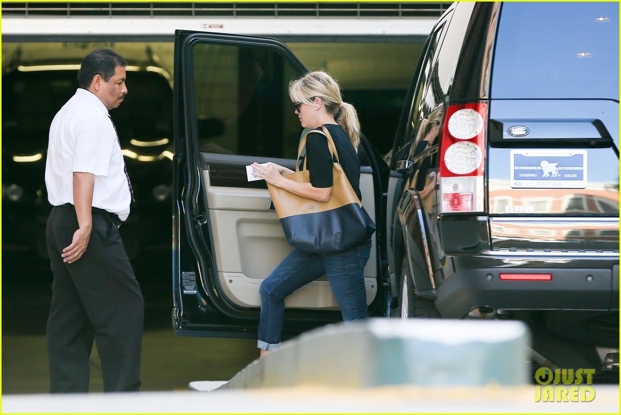 reese witherspoon post baby checkup with jim toth 07