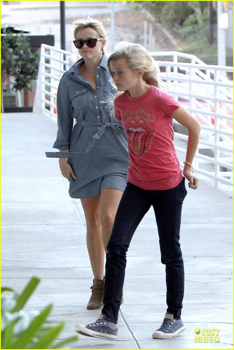 reese witherspoon pacific coast sports medicine stop with ava 15