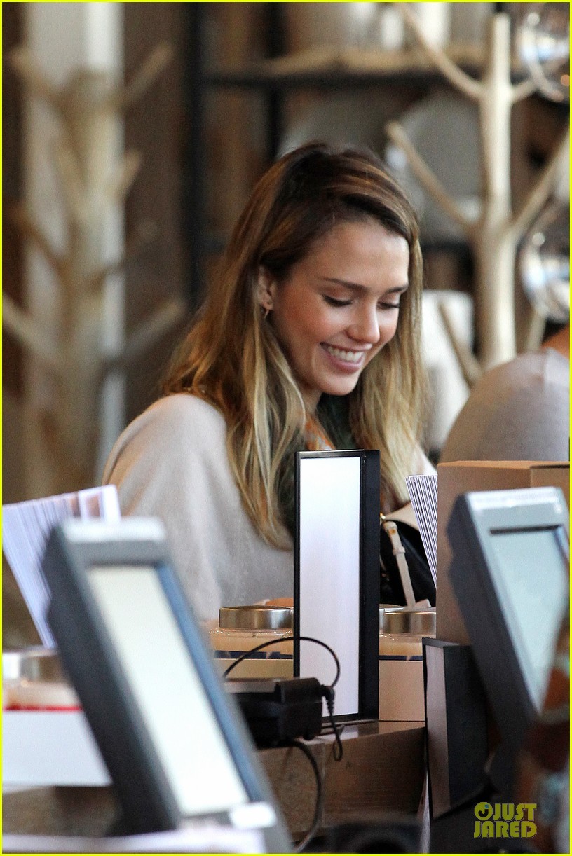 jessica alba holiday shopping with honor 24
