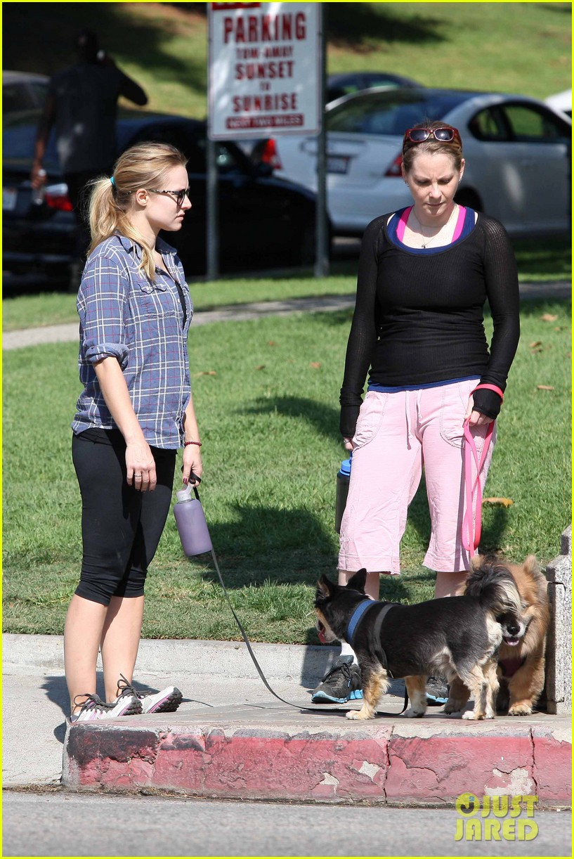 Kristen Bell Debuts Tiny Baby Bump! Photo 2751664 Kristen Bell(01)