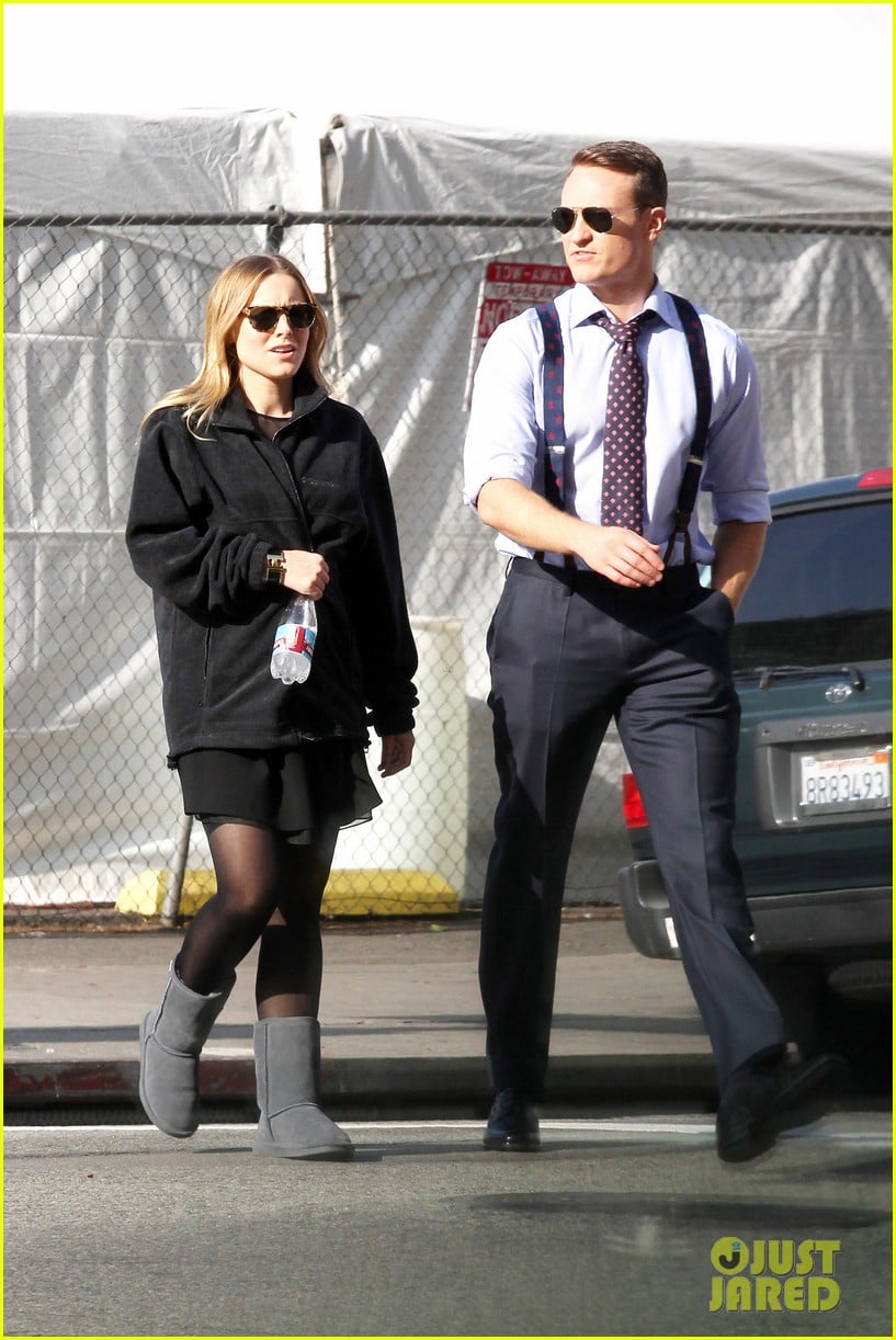 kristen bell baby bump cover up on house of lies set 052762857