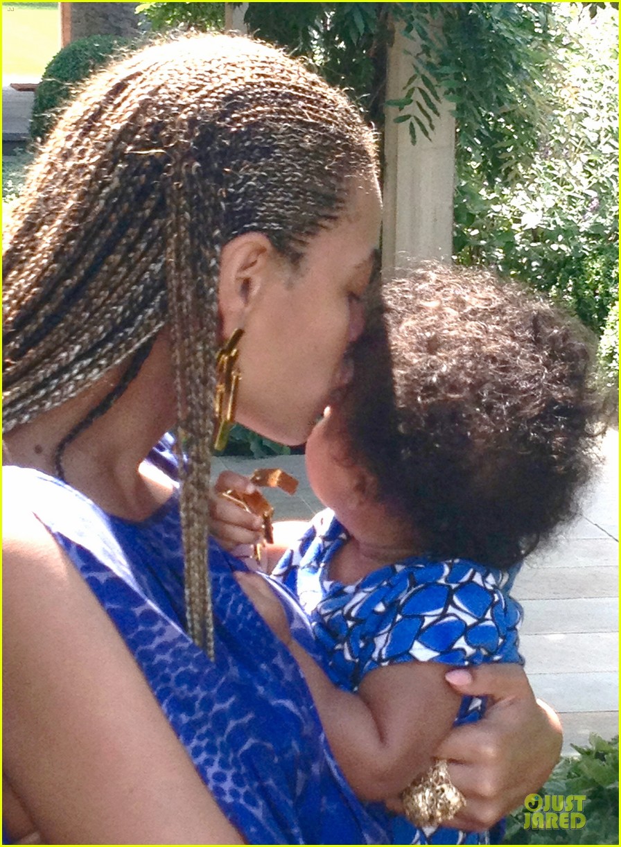 beyonce forehead kisses for blue ivy 042763174