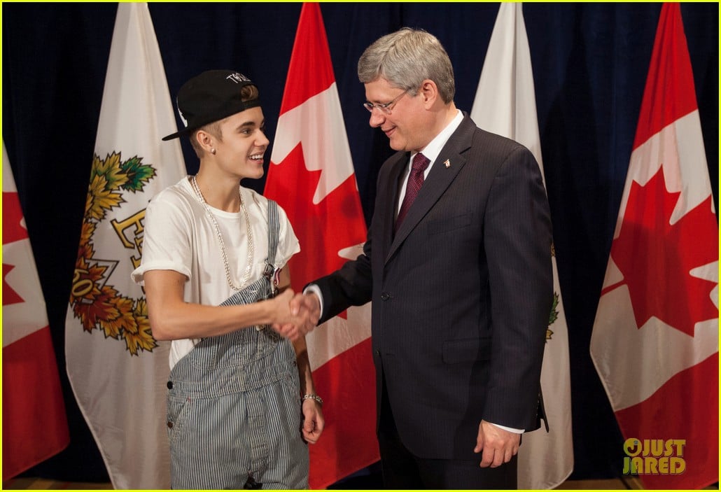 justin bieber defends wearing overalls to meet prime minister 052763835