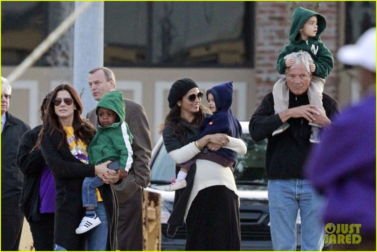 sandra bullock camila alves hang out with the kids 06