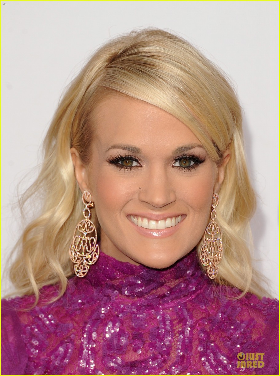 carrie underwood amas red carpet 022760331