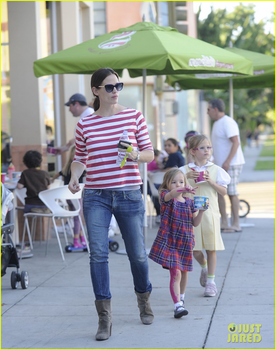 Jennifer Garner Frozen Yogurt Treat with Violet & Seraphina! Photo