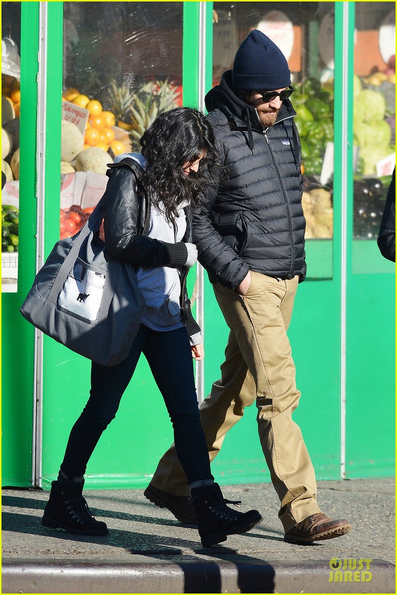 jake gyllenhaal holidng hands with mystery gal in new york city 012754395
