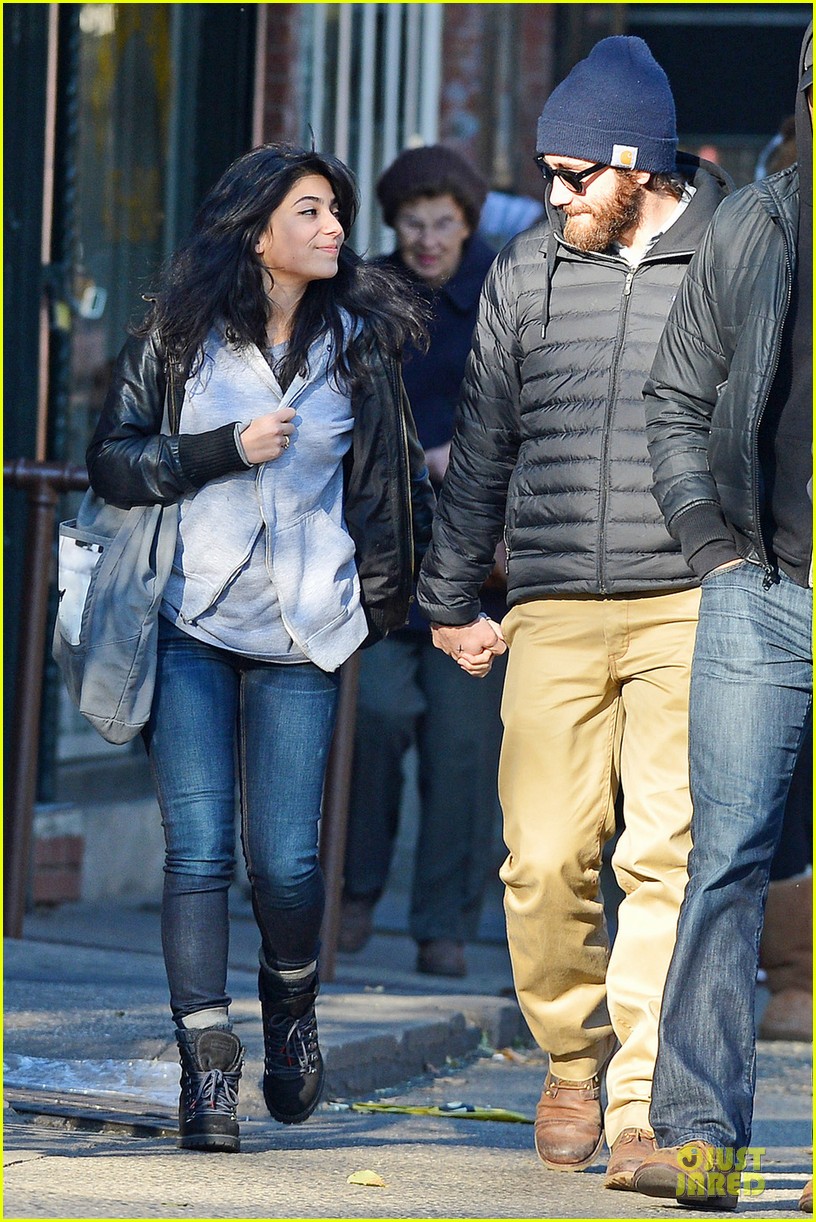 jake gyllenhaal holidng hands with mystery gal in new york city 042754398