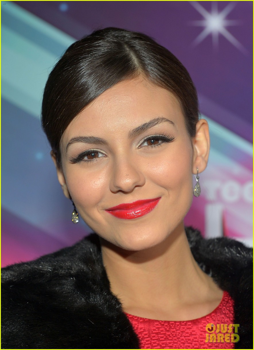 lucy hale victoria justice teennick halo awards 2012 172759744