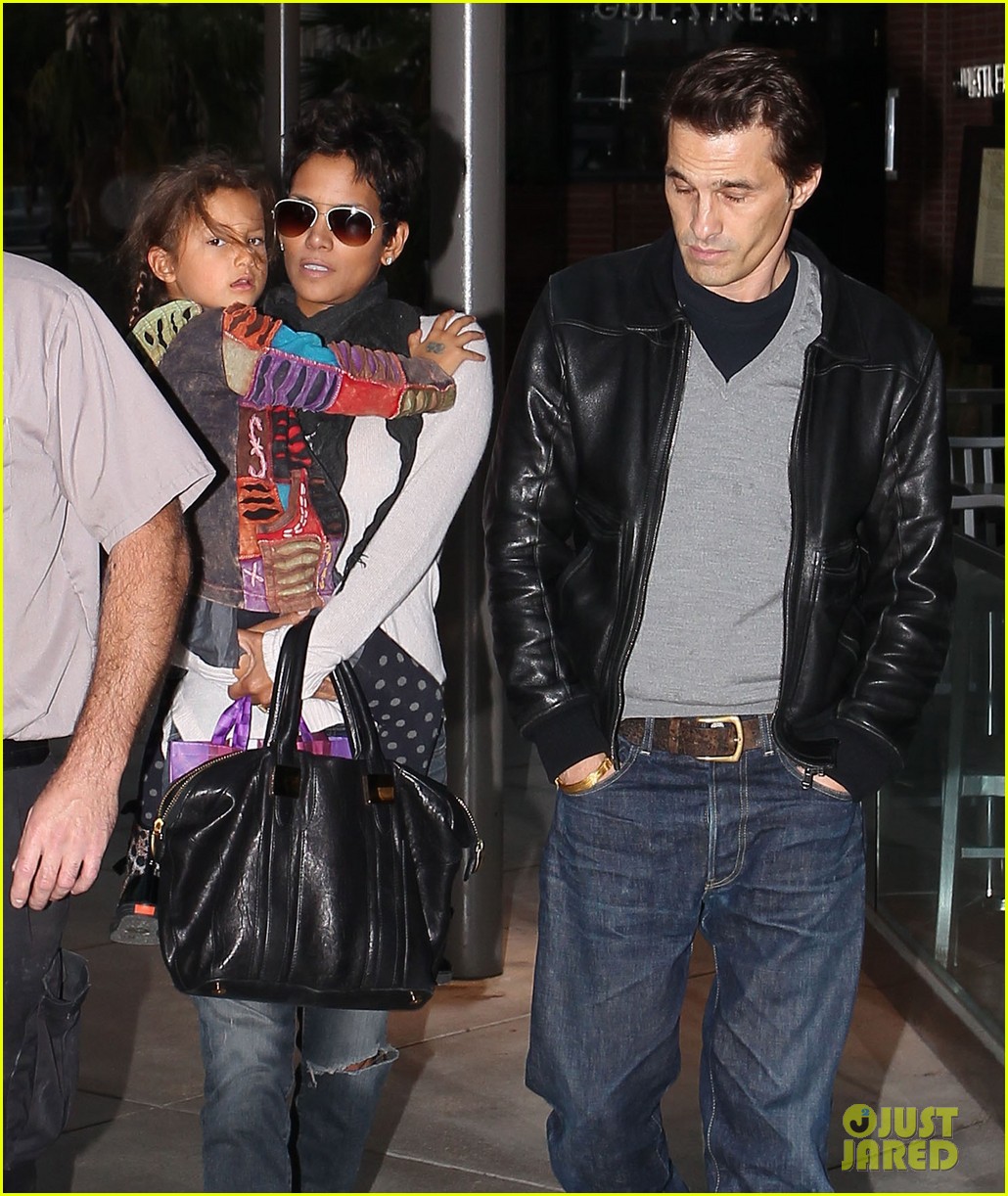halle berry olivier martinez westfield mall shoppers04
