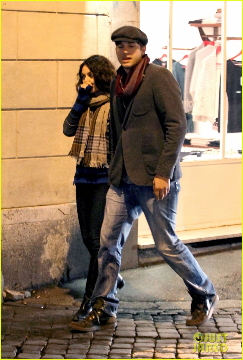 Mila Kunis & Ashton Kutcher Romantic Rome Dinner Date! Photo 2760835