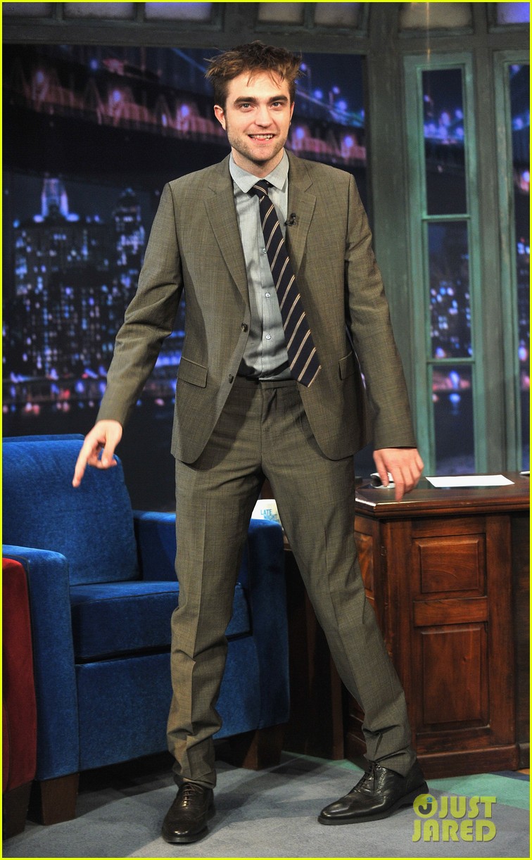Robert Pattinson Soaking Wet on 'Jimmy Fallon'! Photo 2753828