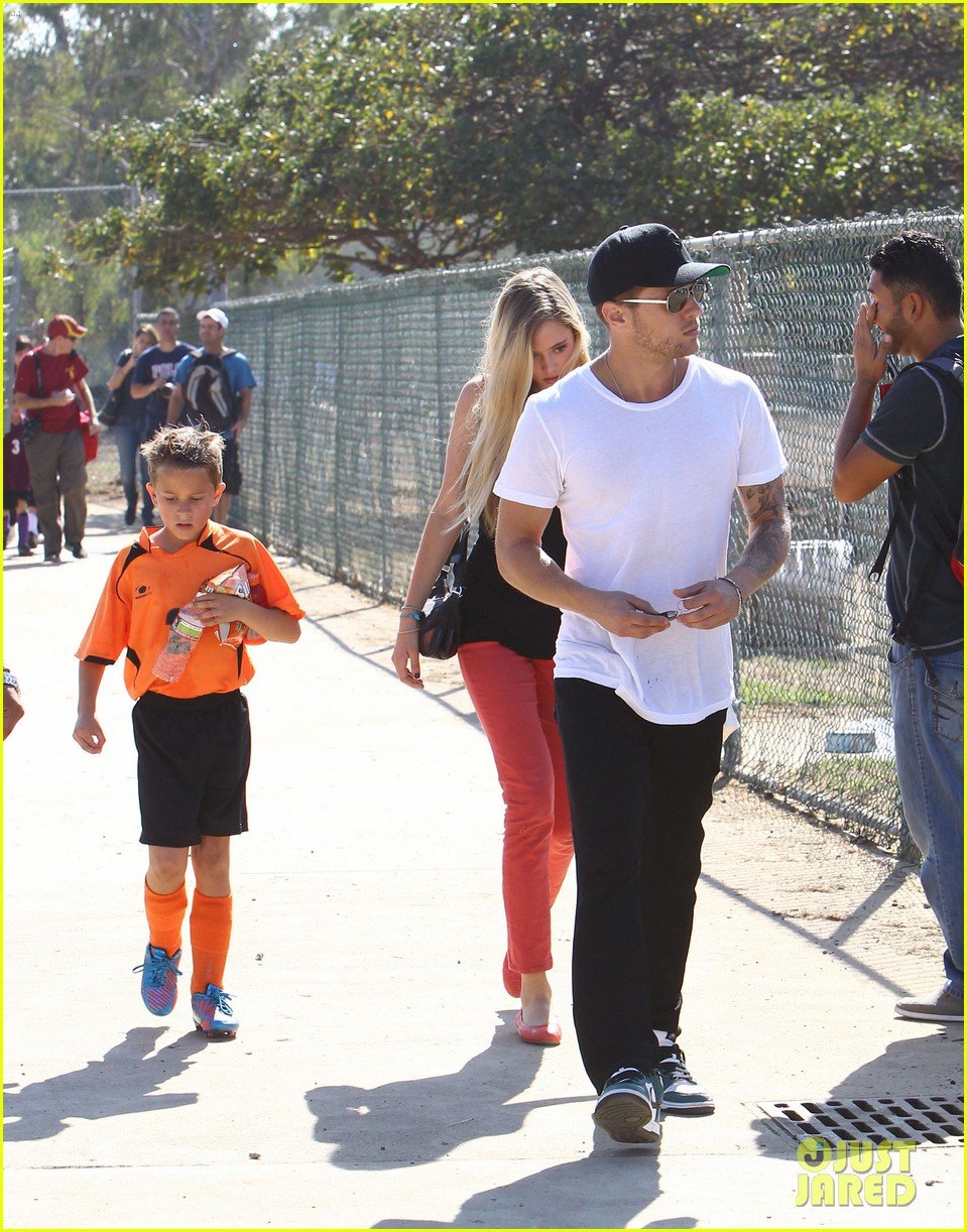 ryan phillippe deacons soccer game with paulina slagter 29