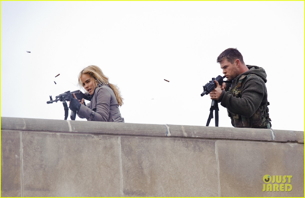 chris hemsworth red dawn exclusive images 03