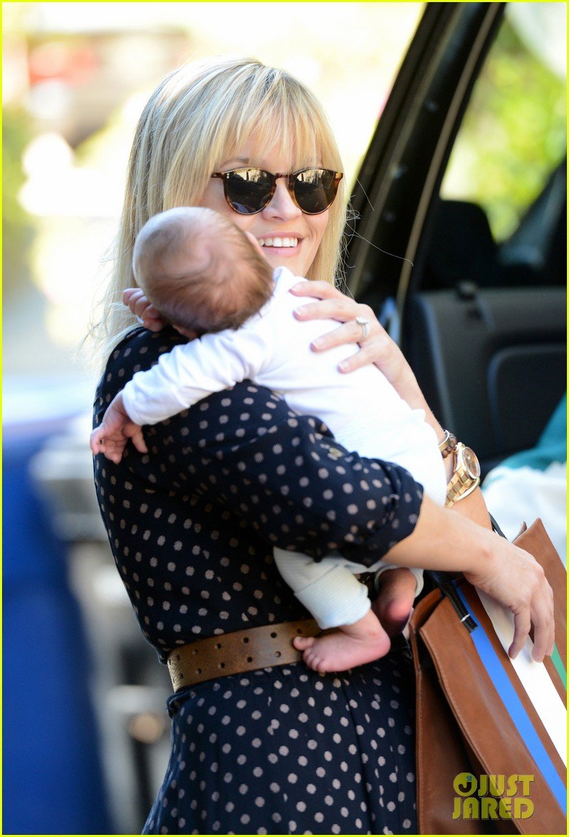 reese witherspoon baby tennessee los angeles outing 022762022