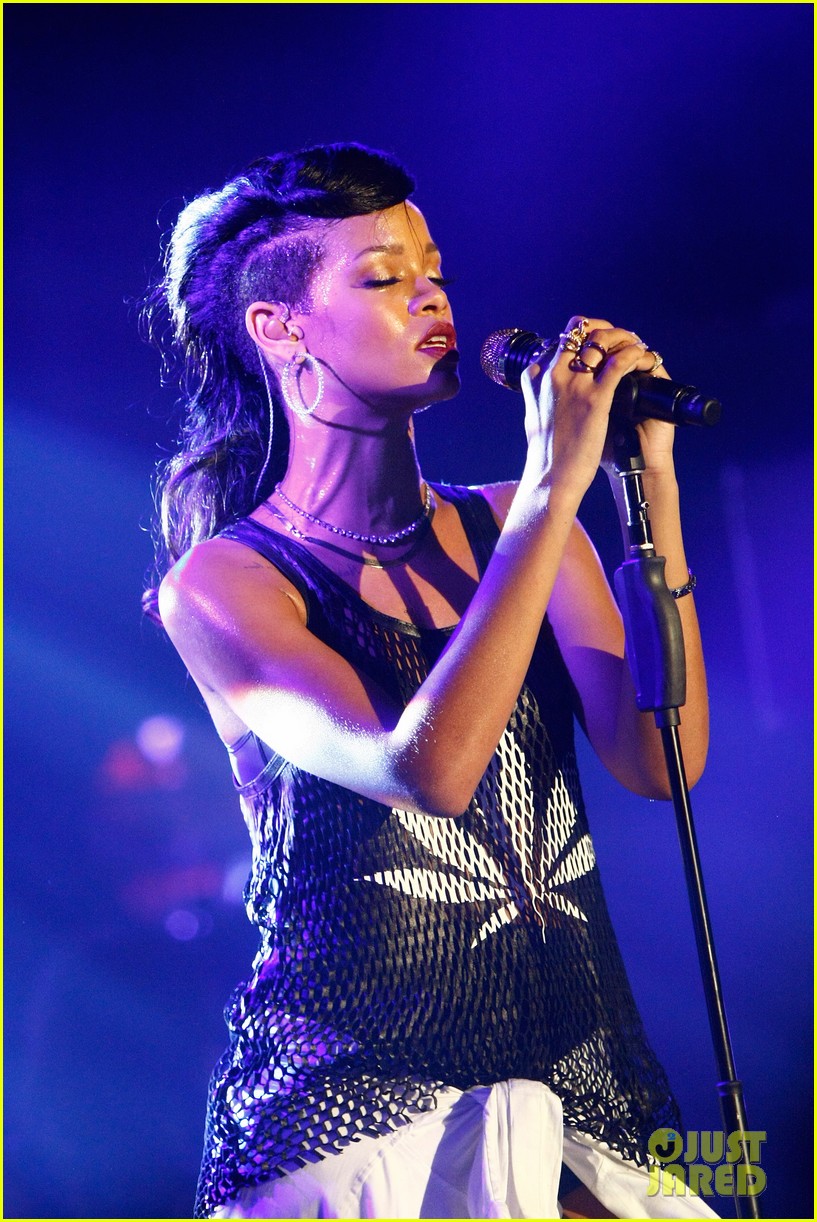 rihanna 777 tour hits berlin unapologetic in stores now 18