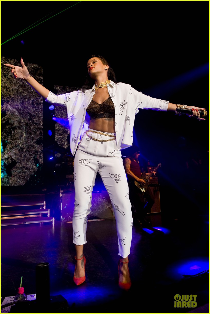 rihanna 777 tour hits london with cara delevingne exclusive 19