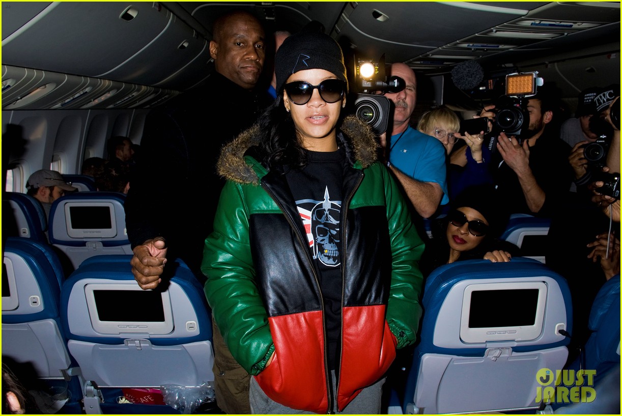 rihanna emerges on 777 tour flight to nyc first pics 02