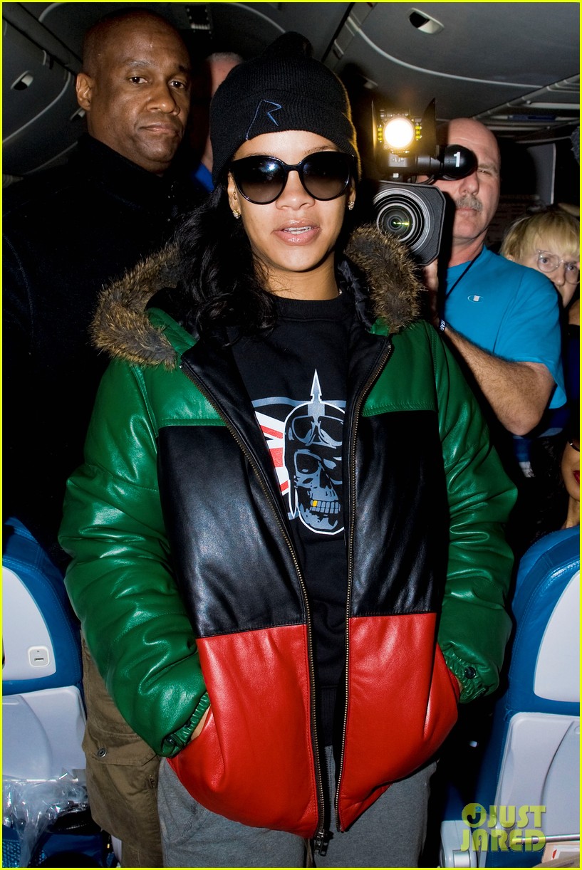 rihanna emerges on 777 tour flight to nyc first pics 05