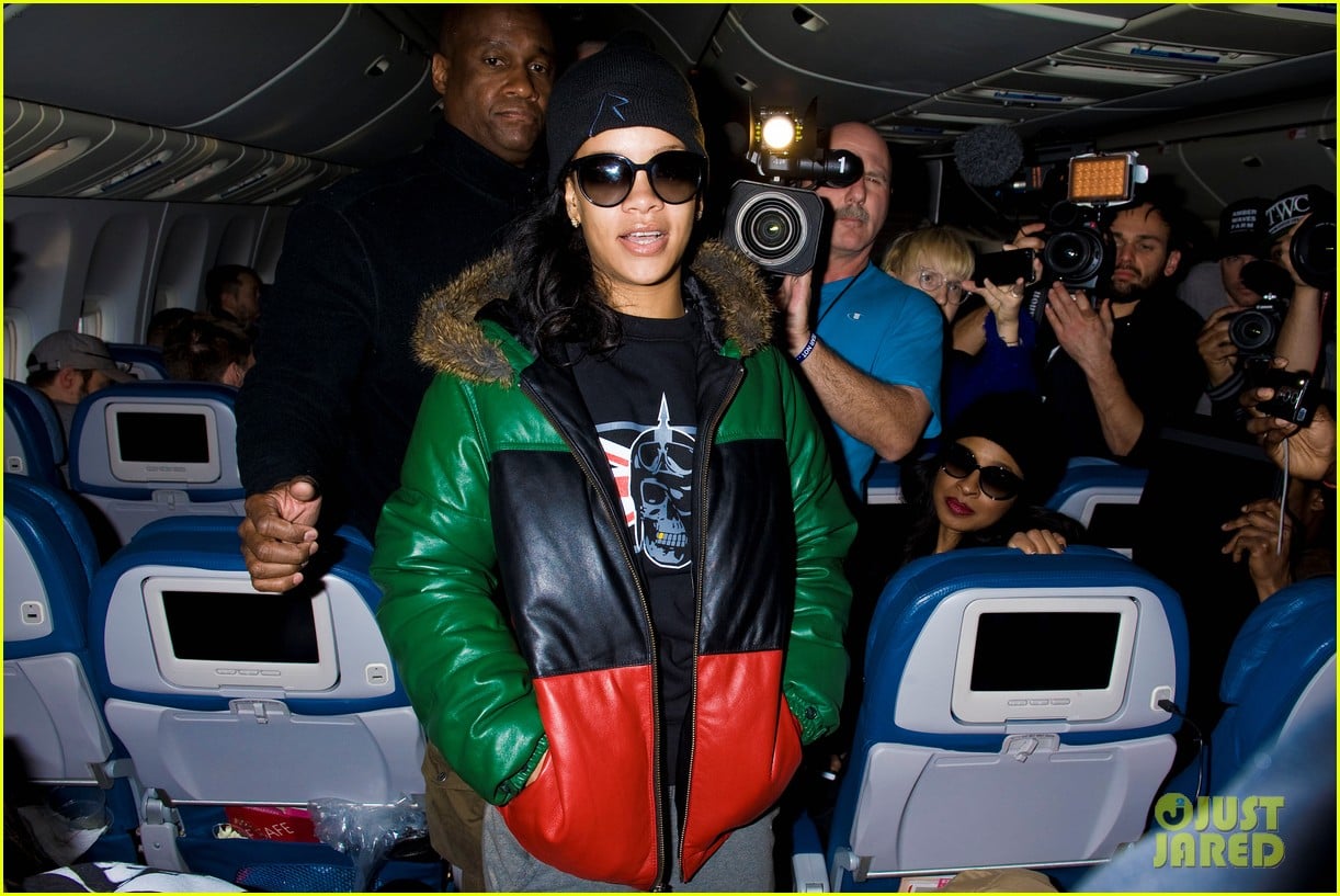 rihanna emerges on 777 tour flight to nyc first pics 09