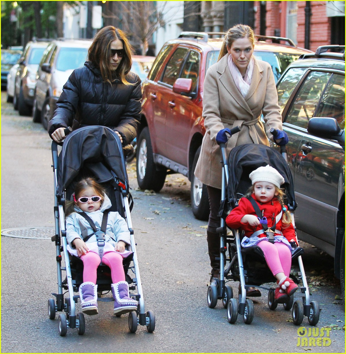 sarah jessica parker brisk morning walk with the kids 092754246