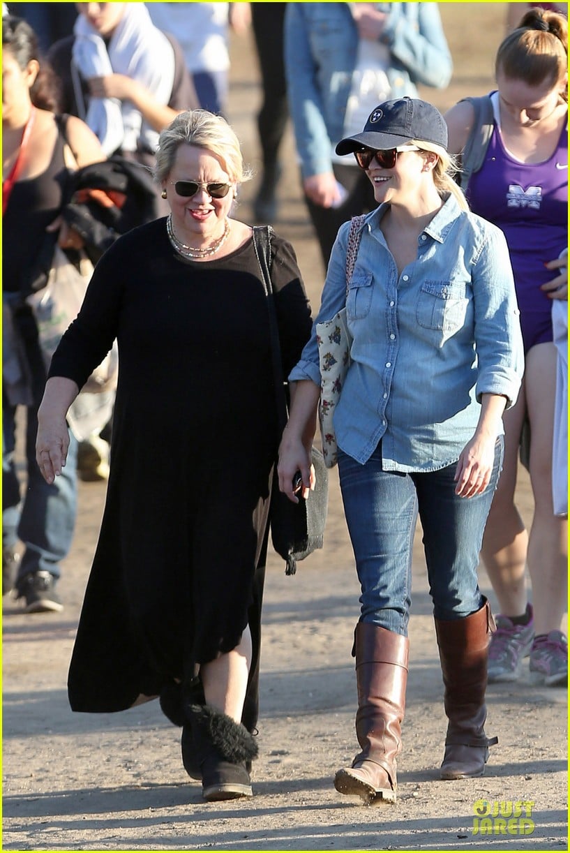 reese witherspoon avas track event with mother betty 04
