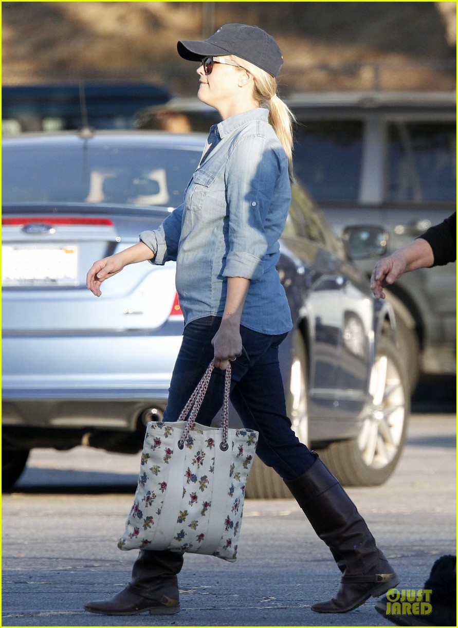 reese witherspoon avas track event with mother betty 052750138