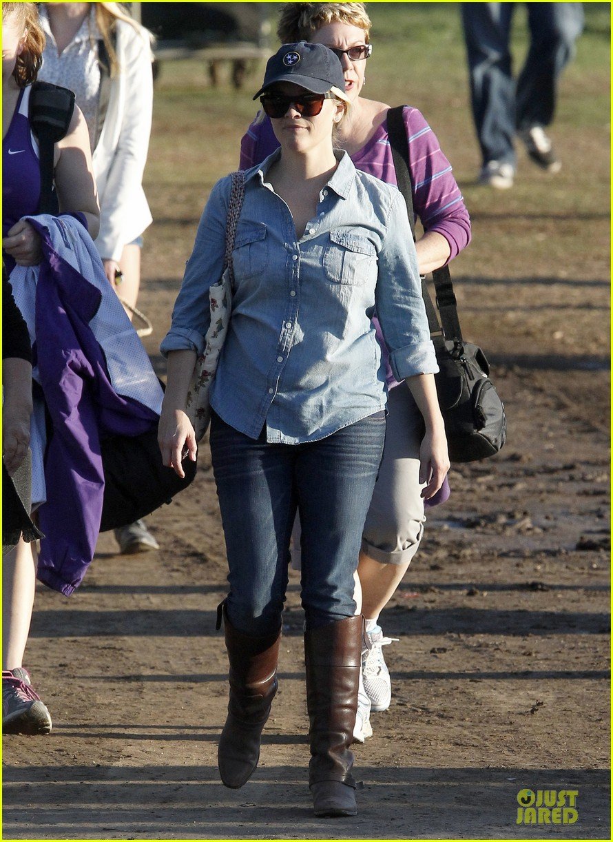 reese witherspoon avas track event with mother betty 08