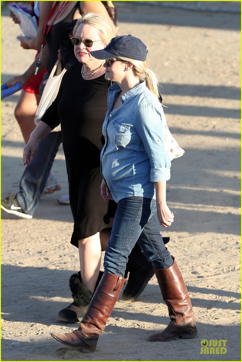 reese witherspoon avas track event with mother betty 192750152