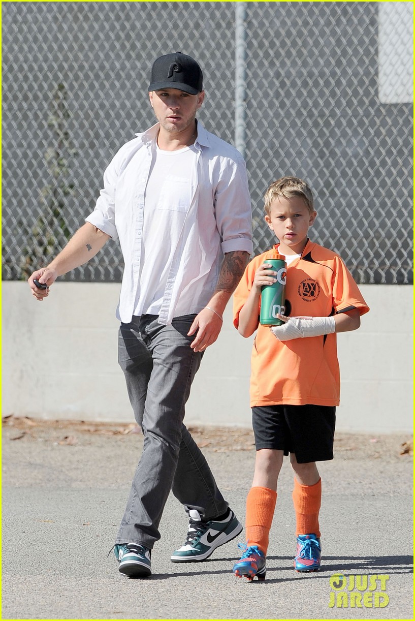 reese witherspoon ryan phillippe attend deacons soccer game 04