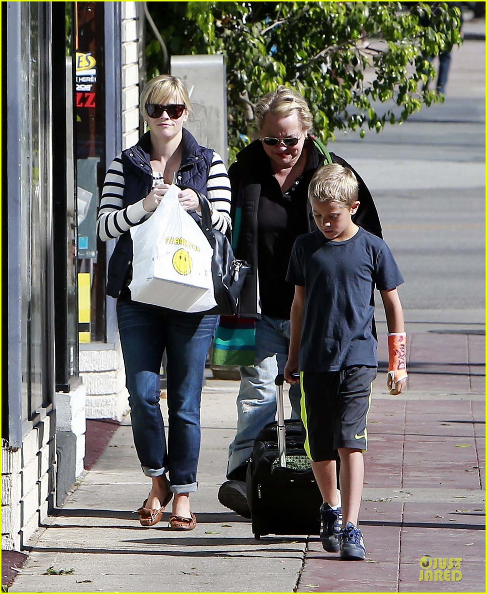 reese witherspoon food take out with deacon 032755513